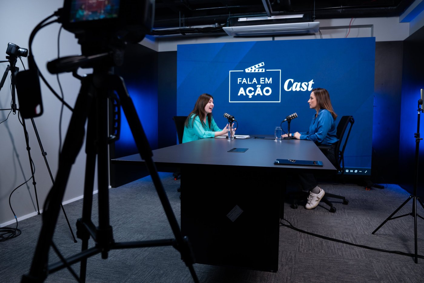 Sonia Campos entrevista a Dra. Jade no estúdio do Fala em Ação Cast