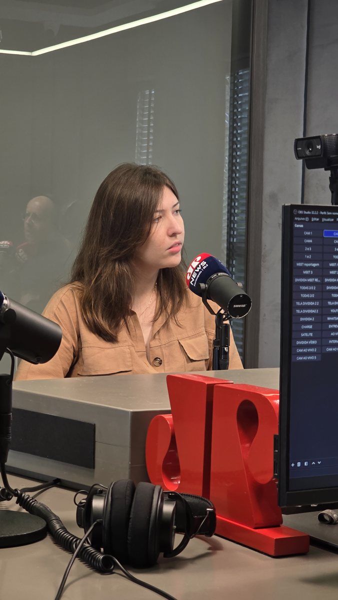 Dra. Jade dando entrevista em estúdio de rádio