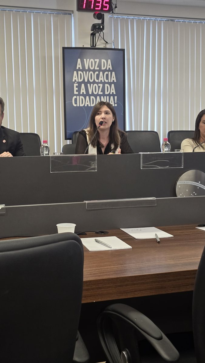 Dra. Jade palestrando em mesa de evento