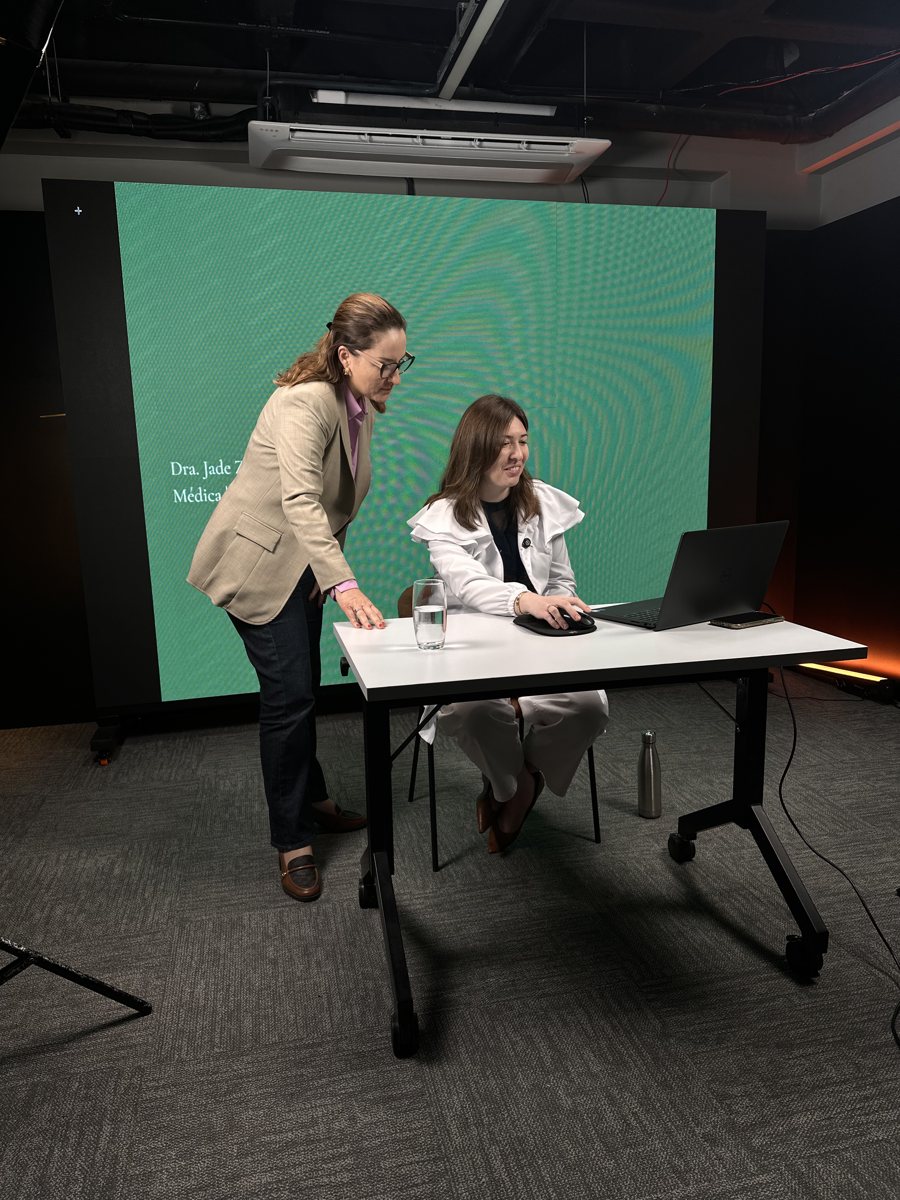 Sonia Campos orienta a Dra. Jade durante gravação em estúdio